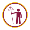 Ícono circular con borde amarillo que muestra la silueta de una persona en color vino sosteniendo una señal triangular con un símbolo de advertencia. Representa la capacitación en manejo a la defensiva para fomentar hábitos de conducción segura y prevención de accidentes.