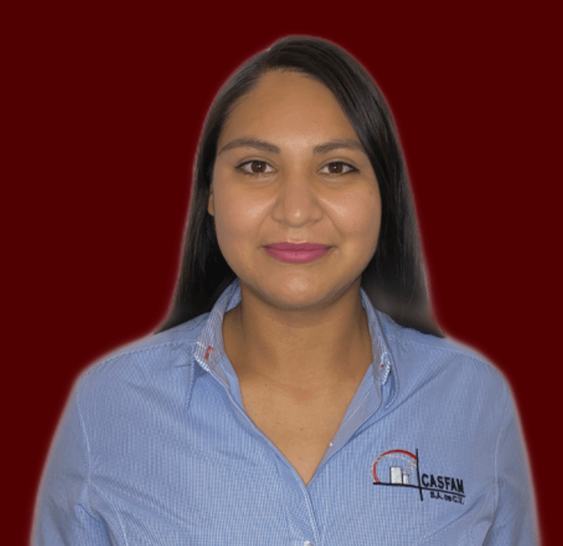 Retrato profesional de una mujer con camisa azul bordada con el logotipo de CASFAM S.A. de C.V., posando frente a un fondo rojo institucional, ideal para perfiles corporativos, presentaciones de equipo o materiales internos.