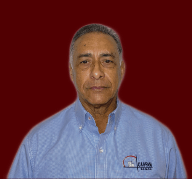 Retrato de un hombre con camisa azul bordada con el logotipo de CASFAM S.A. de C.V., posando frente a un fondo rojo oscuro, ideal para uso en organigramas, presentaciones institucionales o perfiles ejecutivos.